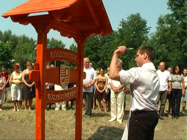 Márton atya megáldotta a táblát Márton atya megáldotta a táblát